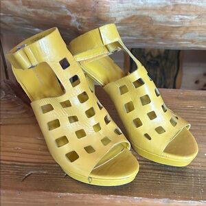 Rockport Yellow Cutout Heels
